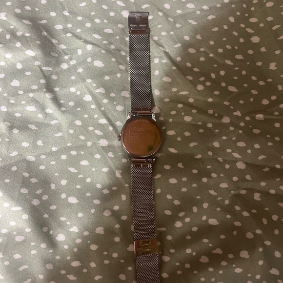 AUTHENTIC COACH Elegant Silver Mesh Strap Watch need battery works great - Picture 4 of 4